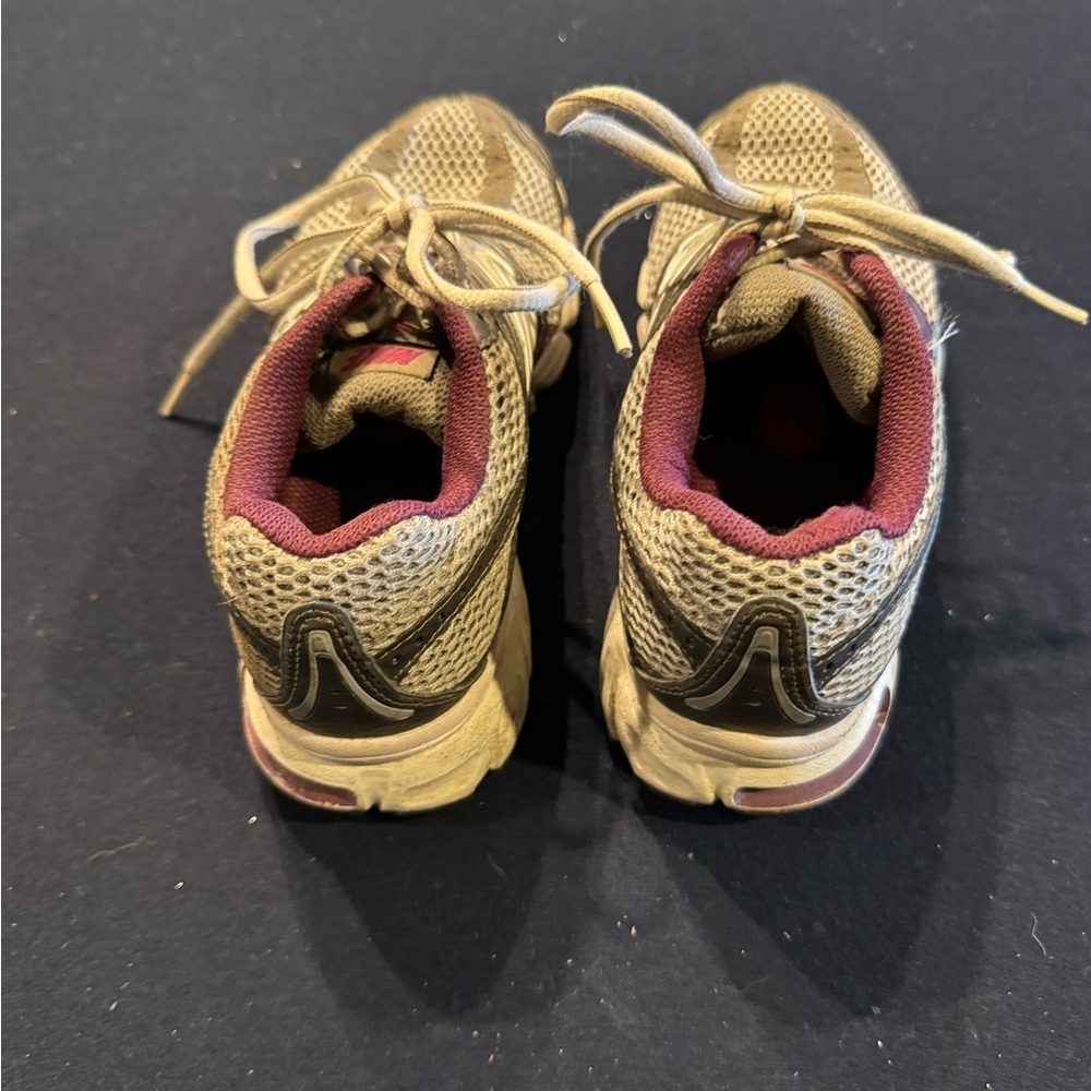Nike Gray and Burgundy Running Shoes. Women’s Sz 6 - Picture 4 of 10